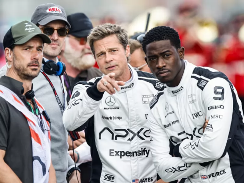 Brad Pitt scende in pista nel primo poster del film Formula 1: svelato il titolo ufficiale