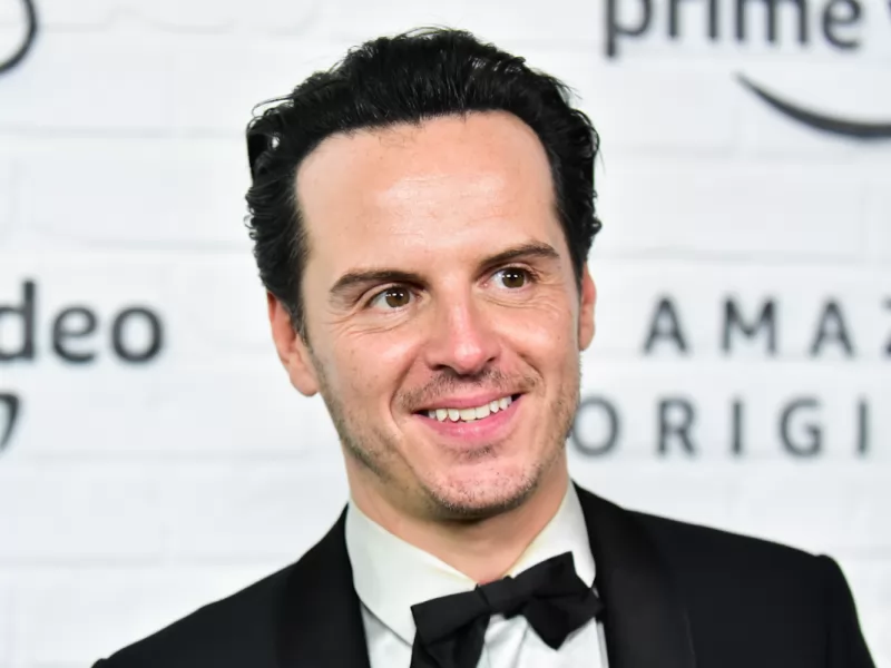 Andrew Scott ama il teatro perché così non deve mai rivedere la sua performance