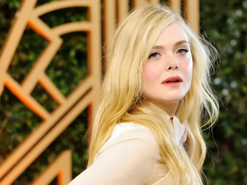 Elle Fanning svela il suo talento: disegna per ogni regista che incontra