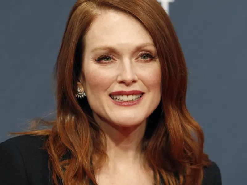 Julianne Moore, la star premio Oscar nel cast della commedia musicale di Jesse Eisenberg