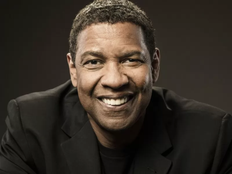 Denzel Washington si fa battezzare, le foto conquistano il web