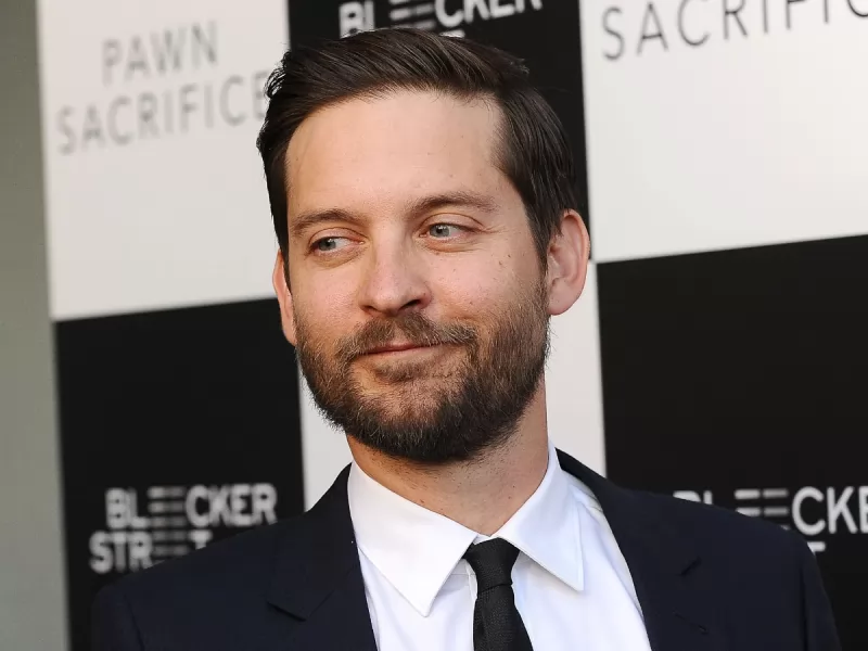 Tobey Maguire non si illude di essere un sex symbol: “Le donne non mi trattano come Pitt”