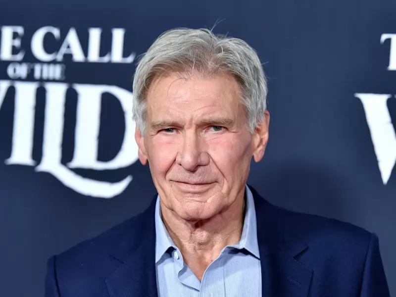 Harrison Ford annoiatissimo ai Golden Globes 2025 sta già facendo discutere i fan