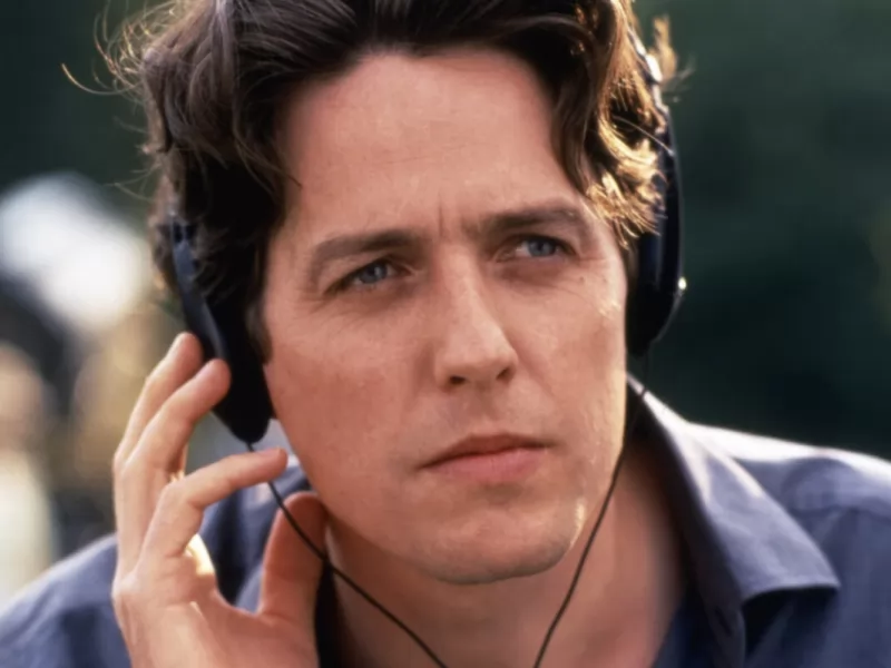 Hugh Grant non rimpiange le commedie romantiche: ‘Sui set non si ride’