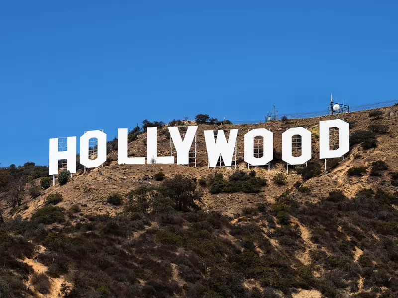 L’insegna di Hollywood distrutta dagli incendi? La foto fake manda i social nel panico