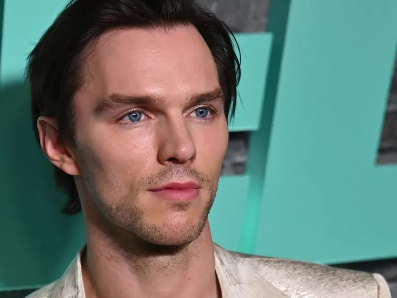 Lo shock di Nicholas Hoult sul set: ecco cos’era davvero il suo disgustoso gelato!