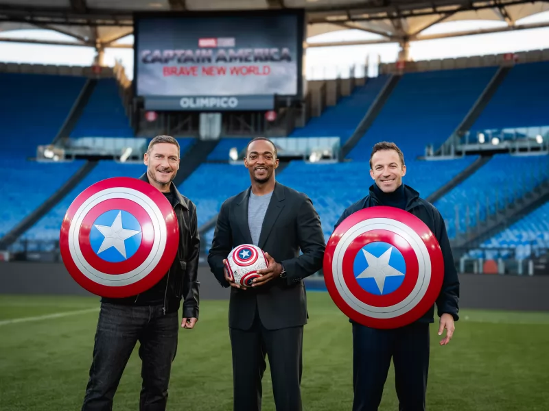 Captain America 4, Totti e Del Piero accolgono Sam Wilson allo Stadio Olimpico!